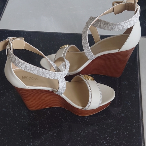 Michael Kors Carmen Wedge - Picture 3 of 10